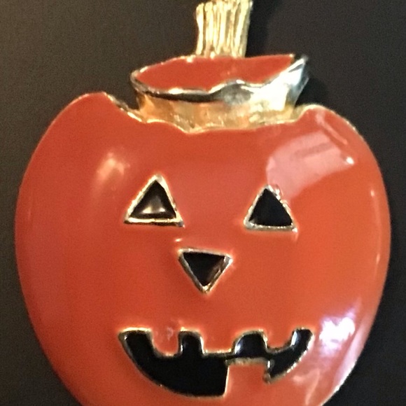 Gold tone Halloween pumpkin pendant - Picture 2 of 3